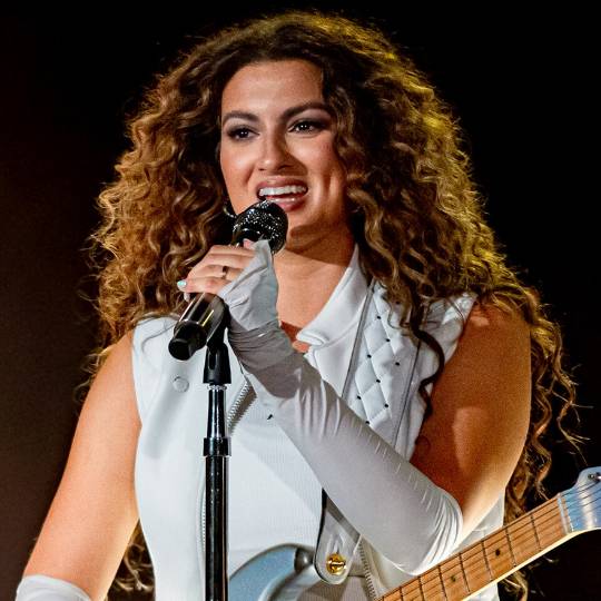 5 Key Facts 1 – Tori Kelly Makes a Direct Entry Into the Chart
Singer Tori Kelly enters the sta