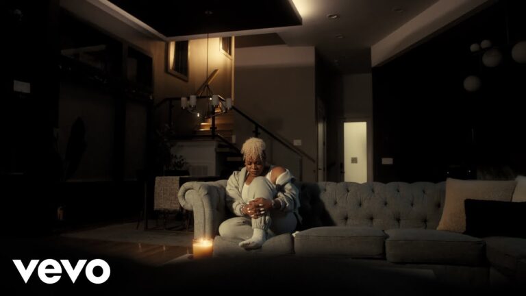 Tasha Cobbs Leonard – The Hand That Keeps Holding Me (Official Music Video)